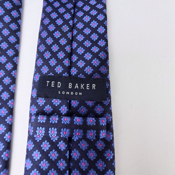 TED BAKER London- 100% Silk Repetitive Flower and Dot Pattern Neck Tie - Picture 4 of 7
